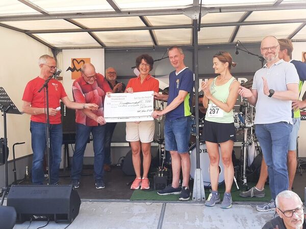 Titelbild Übergabe Spendenscheck